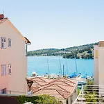Hana - Tisno