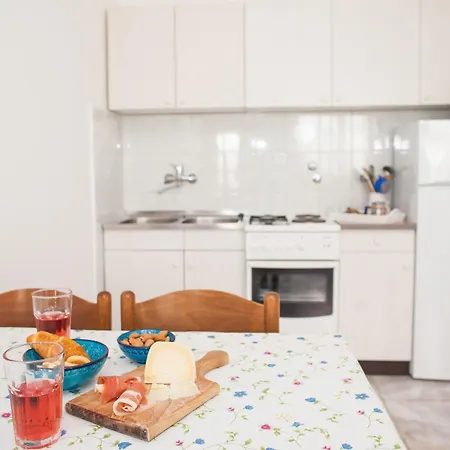 Hana - Διαμέρισμα Tisno