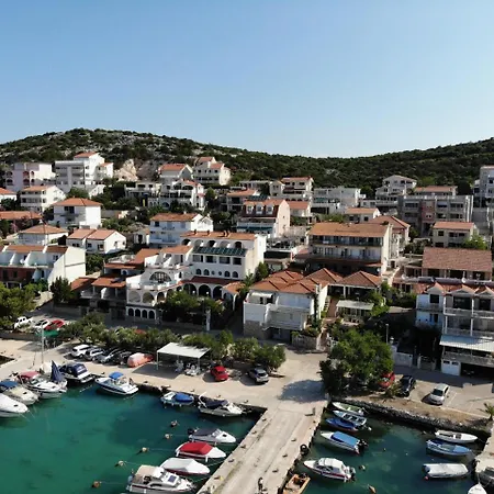 Hana - * Tisno